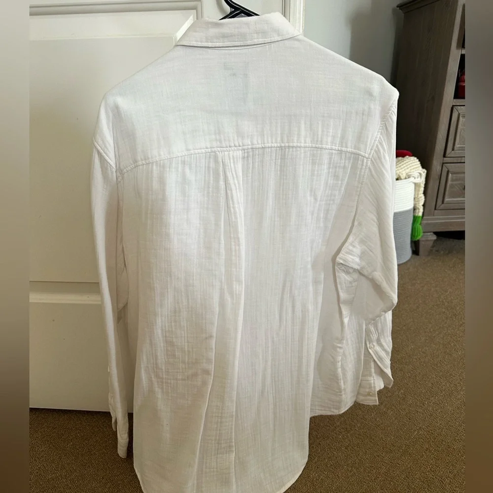 GAP women’s Classic White Button Down Shirt - Picture 3 of 3